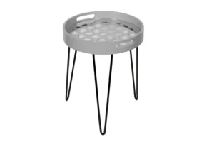 De Bijzettafel Grijs Metaal Compact is een kleine ronde bijzettafel met een lichtgrijs blad dat is voorzien van een geometrisch uitgesneden patroon en stevige zwarte metalen haarspeldpoten.