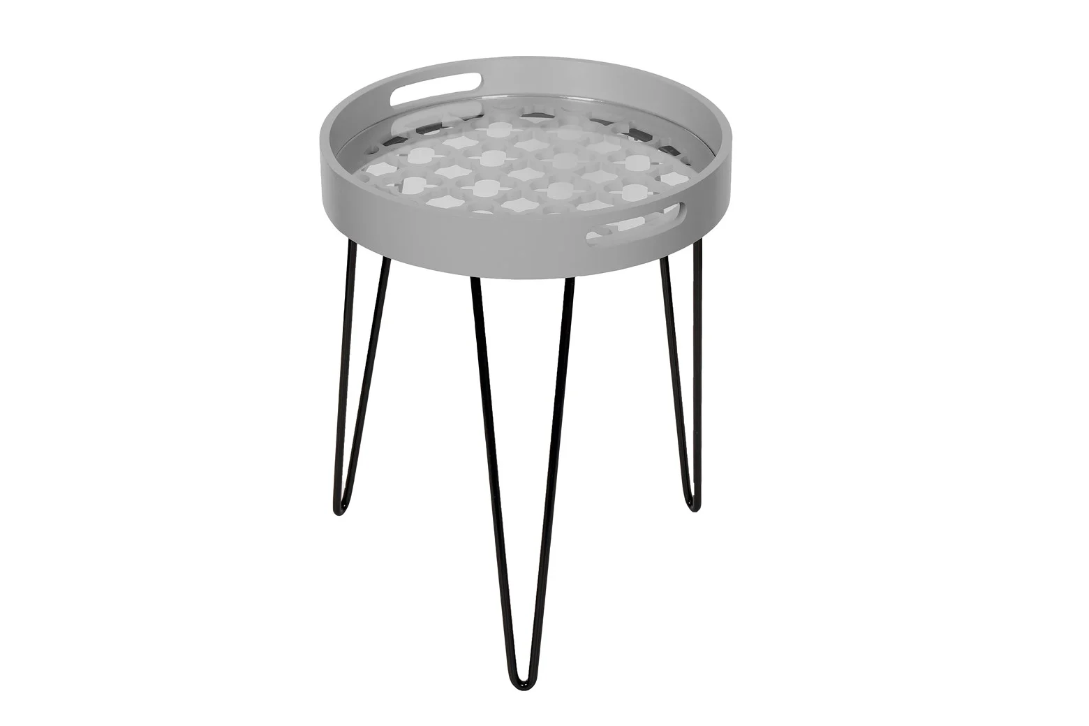De Bijzettafel Grijs Metaal Compact is een kleine ronde bijzettafel met een lichtgrijs blad dat is voorzien van een geometrisch uitgesneden patroon en stevige zwarte metalen haarspeldpoten.