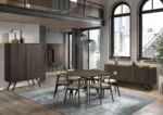 Moderne eetkamer met de NAPOLI BAR + SOKKEL VI-BERG2 E70M, een ronde tafel met zes stoelen, hanglampen, houten kasten, grote ramen en een tapijt met blauw patroon. Loft en stadsgezicht zichtbaar op de achtergrond.