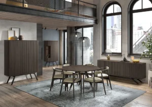 Moderne eetkamer met de NAPOLI BAR + SOKKEL VI-BERG2 E70M, een ronde tafel met zes stoelen, hanglampen, houten kasten, grote ramen en een tapijt met blauw patroon. Loft en stadsgezicht zichtbaar op de achtergrond.