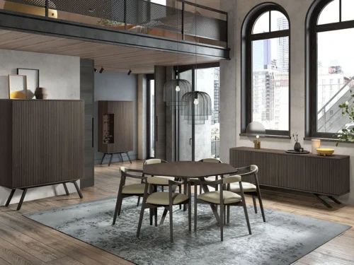 Moderne eetkamer met de NAPOLI BAR + SOKKEL VI-BERG2 E70M, een ronde tafel met zes stoelen, hanglampen, houten kasten, grote ramen en een tapijt met blauw patroon. Loft en stadsgezicht zichtbaar op de achtergrond.