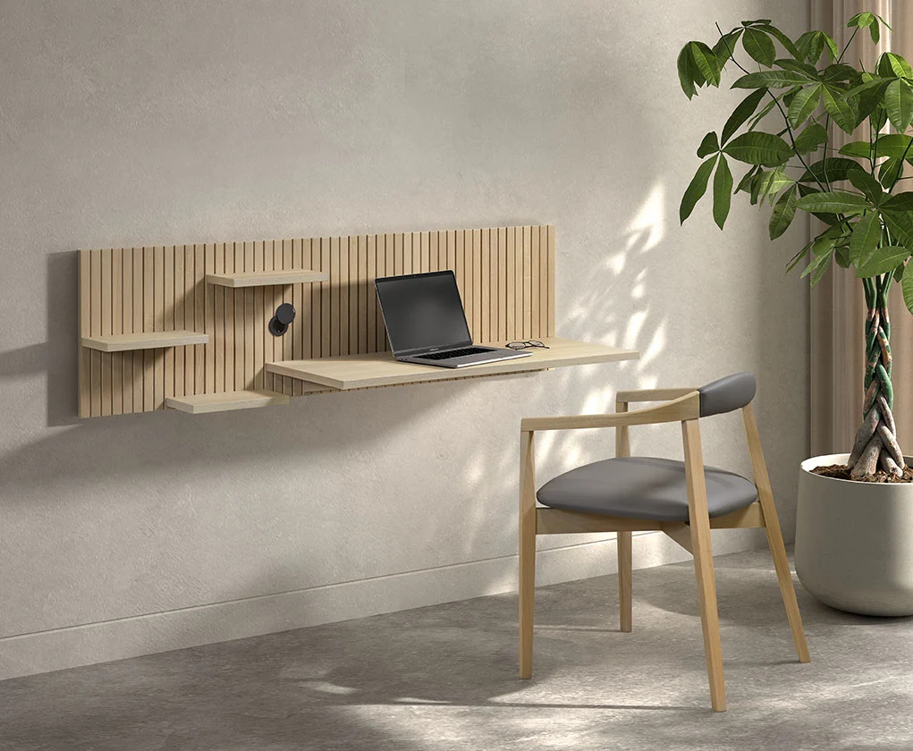 Lichte houten Napoli bureau E02M aan de muur met laptop, kleine plankjes en een bureaustoel. Zachte belichting, minimalistisch design.