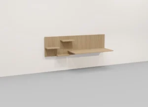 Zijaanzicht van een Eikenhout bureau E03 M tegen een witte muur. Het bureau heeft planken en een tafelblad in een lichte, natuurlijke houtkleur.