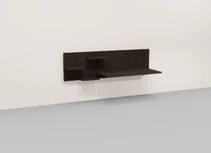 Zijaanzicht van een donkerbruin eikenhouten bureau Napoli E70 M aan een witte muur. Strakke lijnen en minimalistisch Belgisch design.