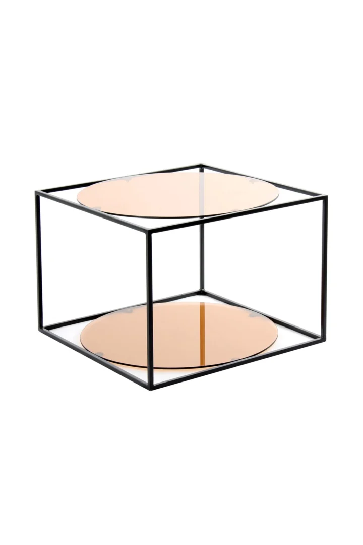 De Bijzettafel Zwart Rond Metaal is een moderne bijzettafel met een zwart metalen frame en twee ronde, amberkleurige glazen planken - één boven en één onder.