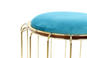 De Bijzettafel Goud Rond Mdf is een moderne ronde bijzettafel met een goud metallic frame en een MDF blad, afgebeeld tegen een witte achtergrond.