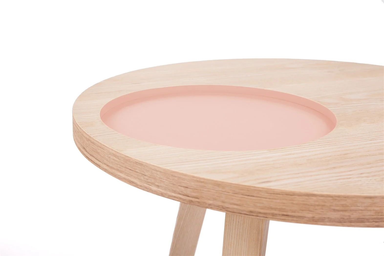 De Bijzettafel Roze MDF Scandinavisch is een ronde houten tafel met drie poten en een lichtroze verzonken cirkelvormig gedeelte op het tafelblad, tegen een effen witte achtergrond.
