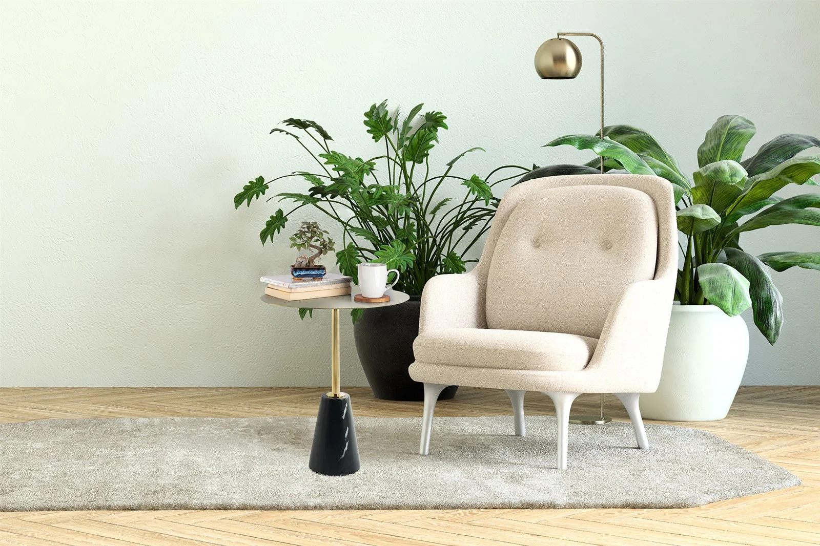 Een gezellige beige fauteuil staat naast de Bijzettafel Zwart, Roest Rond Marmer, met daarop een boek en een koffiemok, omringd door weelderige groene planten in potten op een licht vloerkleed met houten vloeren en een koperen vloerlamp op de achtergrond.
