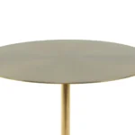 De Bijzettafel Wit Rond Marmer Design is een rond tafelblad van wit marmer met een glad oppervlak, op een slanke bijpassende sokkel, tegen een witte achtergrond.