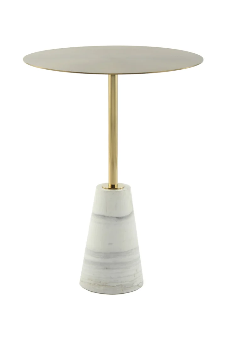De Bijzettafel Wit Rond Marmer Design is een moderne bijzettafel met een rond gouden blad, een slanke gouden steel en een conisch wit marmeren onderstel.