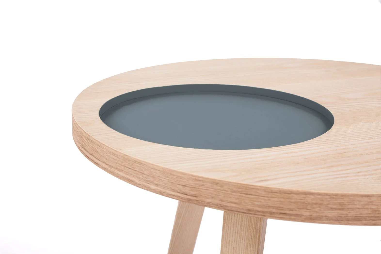 De Bijzettafel Grijs MDF is een ronde houten tafel met een lichte houten afwerking, met een verzonken cirkelvormig grijs blad in het tafelblad tegen een witte achtergrond.
