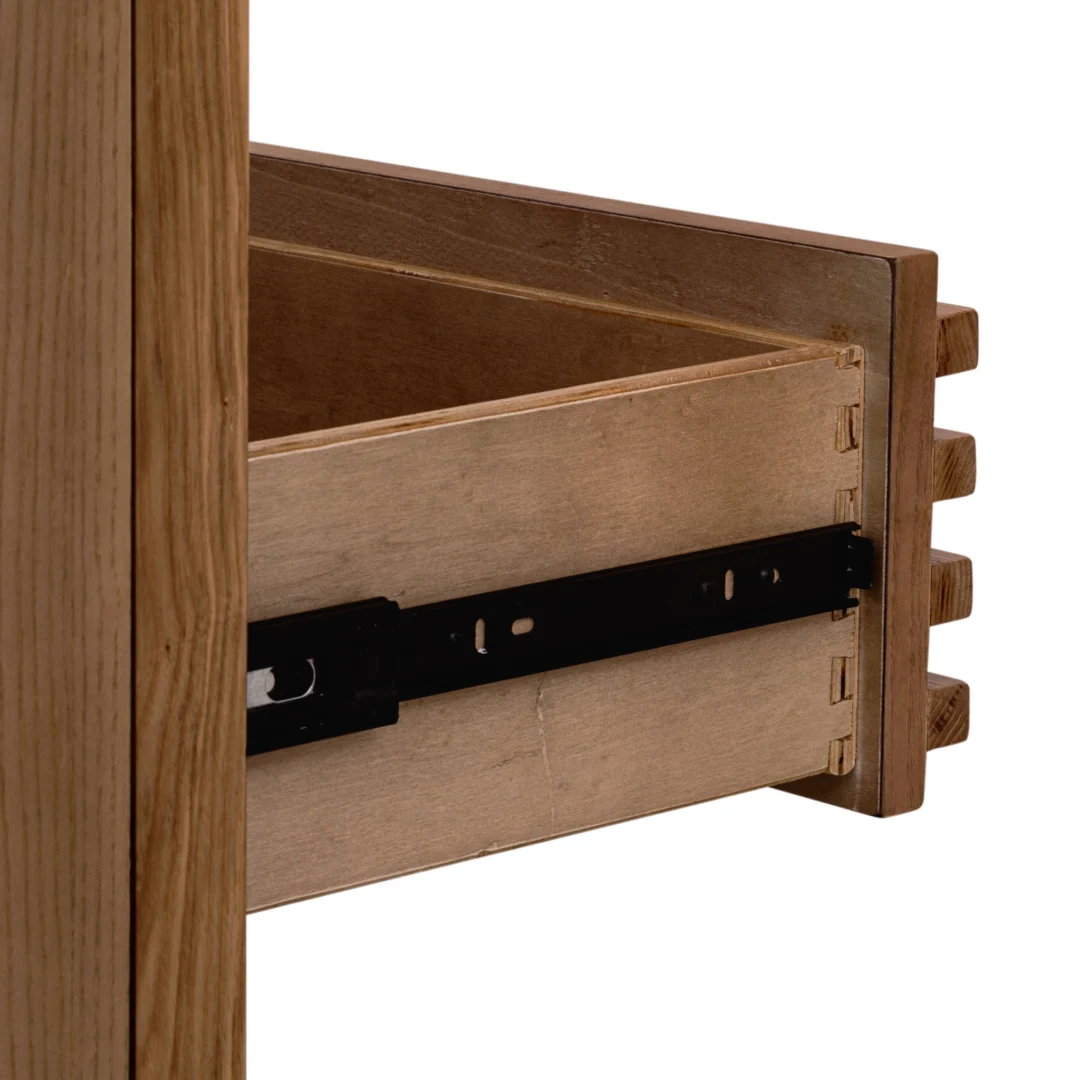 Een close-up van het Nachtkastje 41 x 61 x 53 CM toont de houten lade gedeeltelijk open, met zwaluwstaartverbindingen aan de voorkant en een zwart metalen schuifmechanisme aan de zijkant.