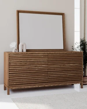 Het Nachtkastje 173 x 46 x 84 CM is een modern houten dressoir met horizontale groeven, met daarop een grote spiegel, twee witte vazen en een klein wit beeldje. Een hoge groene plant staat ernaast in een lichte, minimale kamer.