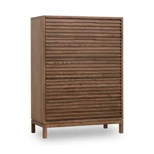Het Nachtkastje 46 x 107 x 132 CM is een hoog houten dressoir met een natuurlijke afwerking, horizontale lattenfronten en vier korte poten, tegen een effen witte achtergrond.