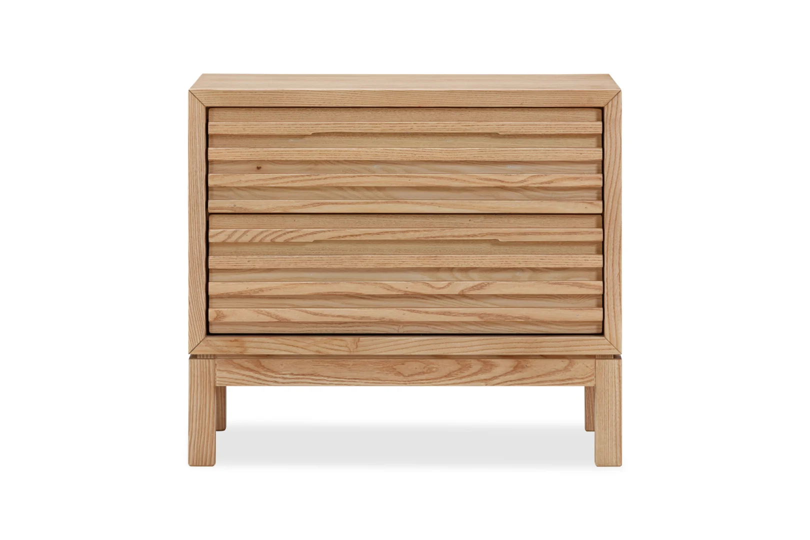 Het Nachtkastje Glas (41 x 61 x 53 cm) is een houten dressoir met een natuurlijke afwerking, drie horizontale lades met gegroefde lattenfronten en vier rechte poten.