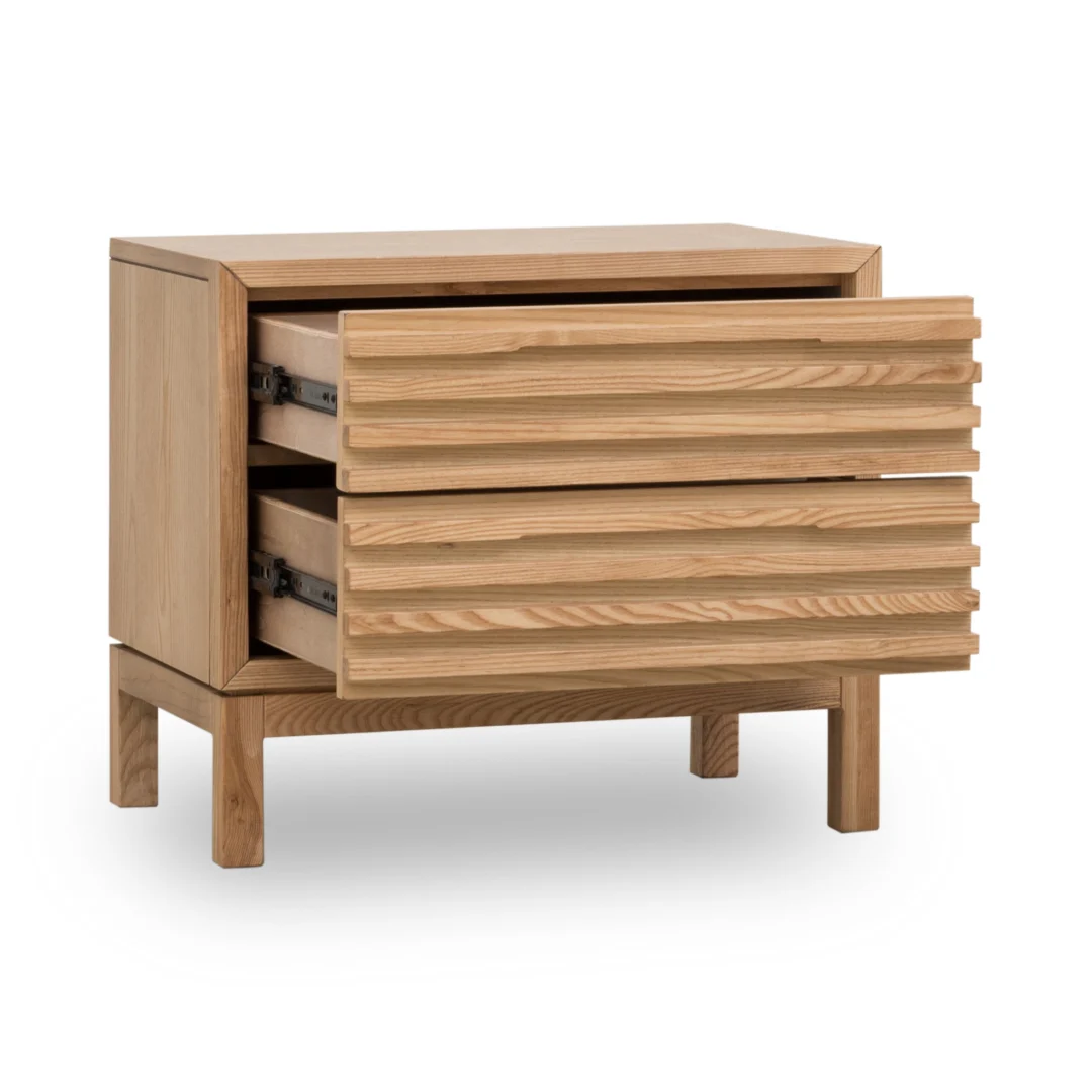 Het Nachtkastje Glas 41 x 61 x 53 CM is een houten nachtkastje met twee brede lades, een natuurlijke afwerking, gestructureerde horizontale groeven aan de voorkant en vier stevige poten.