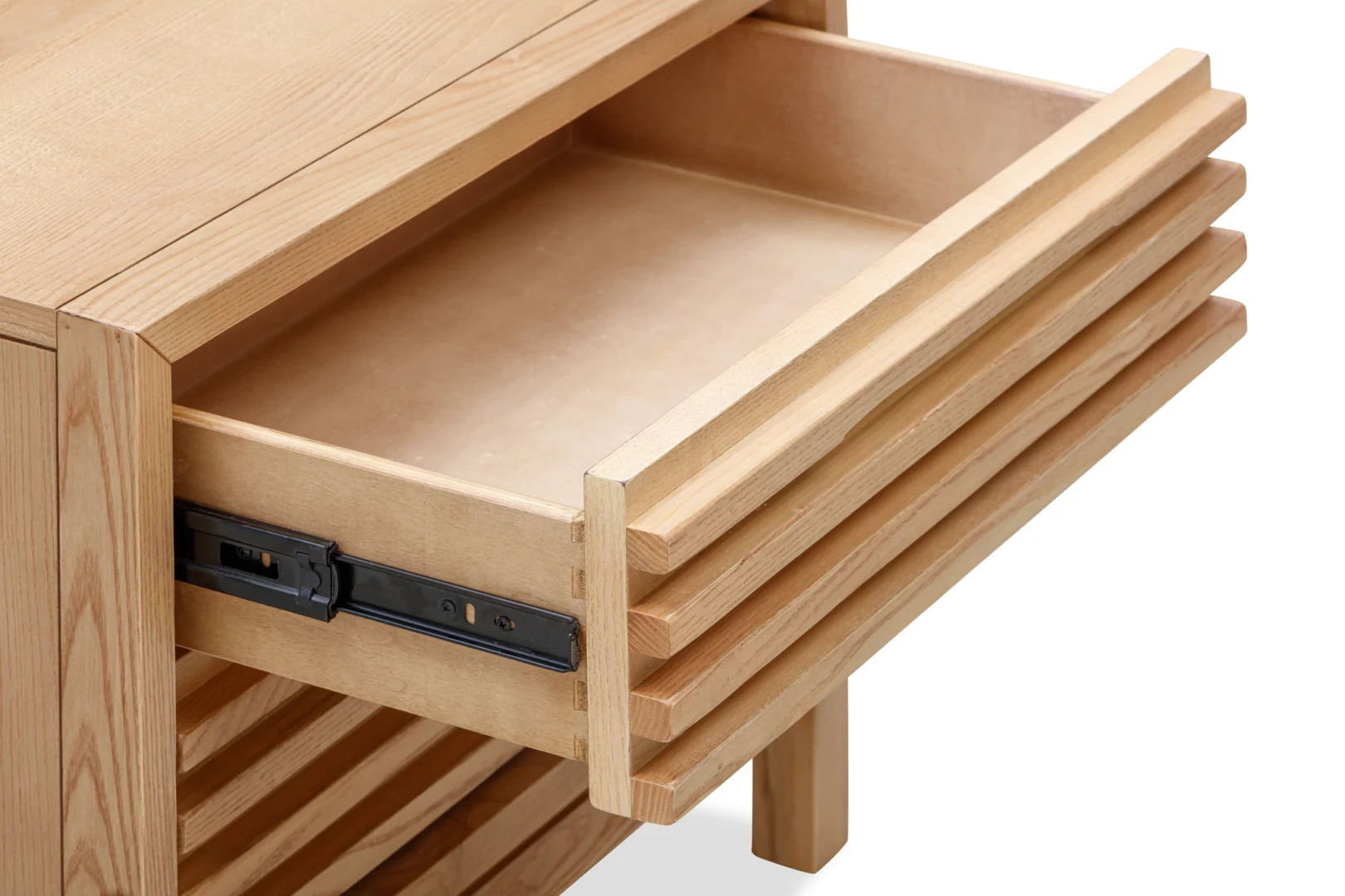 Een close-up van het Nachtkastje Glas 41 x 61 x 53 CM toont de lichte houten afwerking, de open lege lade, de moderne gegroefde voorkant en het metalen schuifmechanisme.