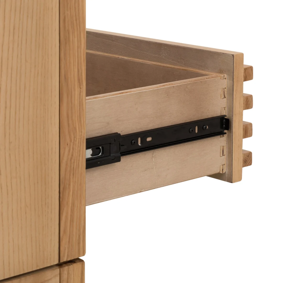 Een close-up van het Nachtkastje Glas 41 x 61 x 53 CM laat een houten lade zien die gedeeltelijk open is met zwaluwstaartverbindingen op de hoek en een zwart metalen schuifrail in het frame.