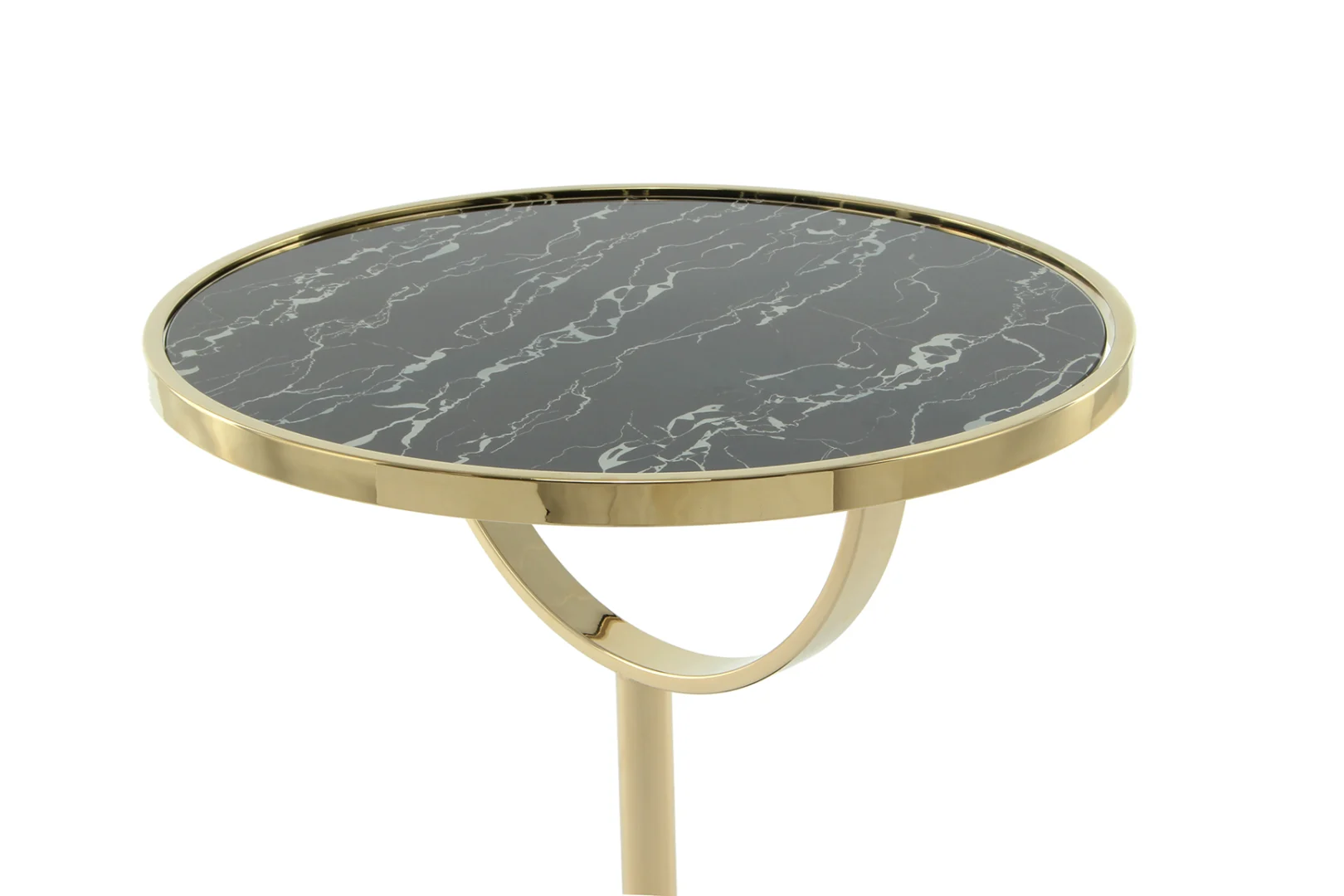 De Bijzettafel Zwart, Roest Marmer is een moderne ronde bijzettafel met een goud metalen frame en een zwart marmeren blad met witte adering. Het onderstel heeft een uniek gebogen ontwerp.