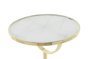 De Bijzettafel Roest, Wit Marmer Compact is een ronde bijzettafel met een goud metalen frame en een wit marmeren blad, met een eenvoudig en modern ontwerp.