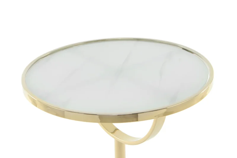 De Bijzettafel Roest, Wit Marmer Compact is een ronde bijzettafel met een goud metalen frame en een wit marmeren blad, met een eenvoudig en modern ontwerp.