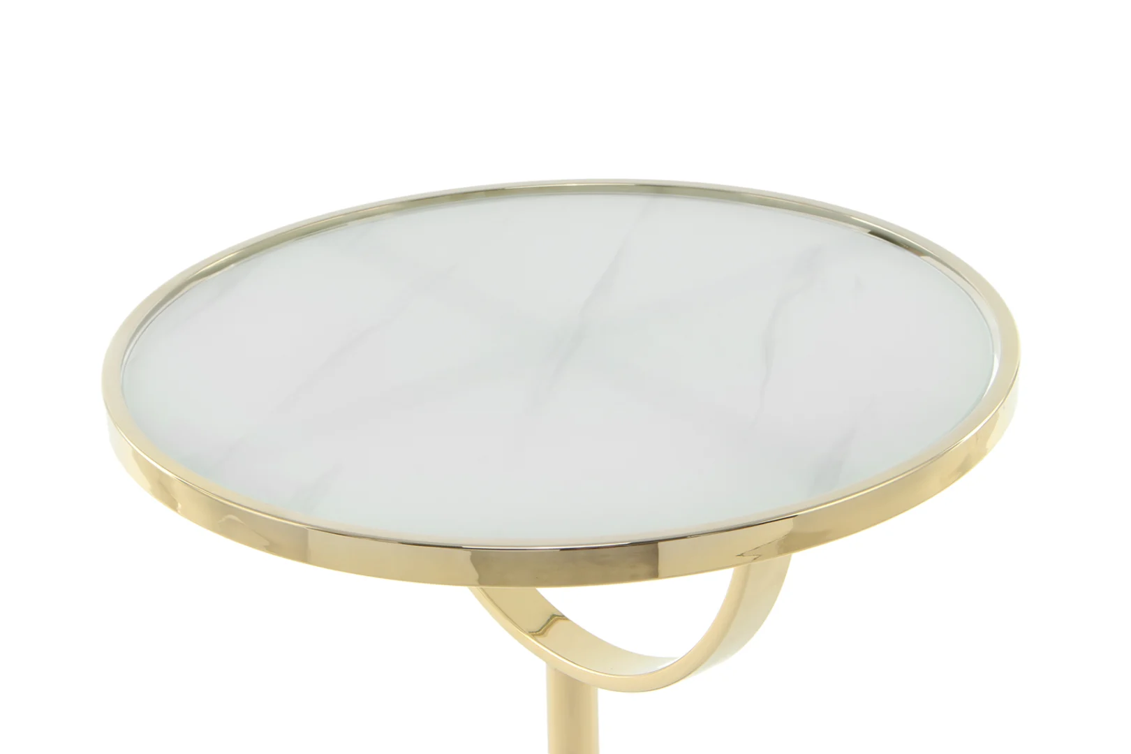 De Bijzettafel Roest, Wit Marmer Compact is een ronde bijzettafel met een goud metalen frame en een wit marmeren blad, met een eenvoudig en modern ontwerp.