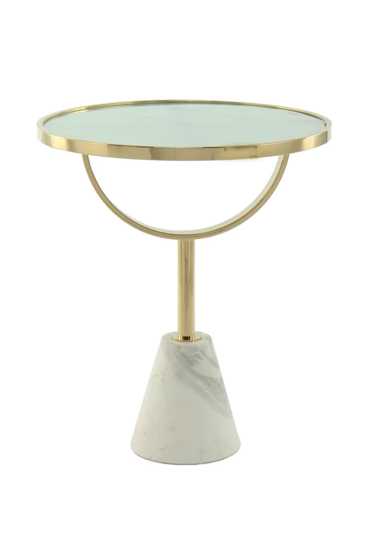 De Bijzettafel Roest, Wit Marmer Compact heeft een modern rond glazen blad, een goud metalen frame met gebogen steun en een taps toelopende wit marmeren voet.
