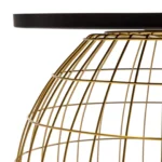 Close-up van de Bijzettafel Grijs Rond, een moderne bijzettafel met een grijs rond blad en een metalen onderstel van gouddraad, tegen een witte achtergrond.