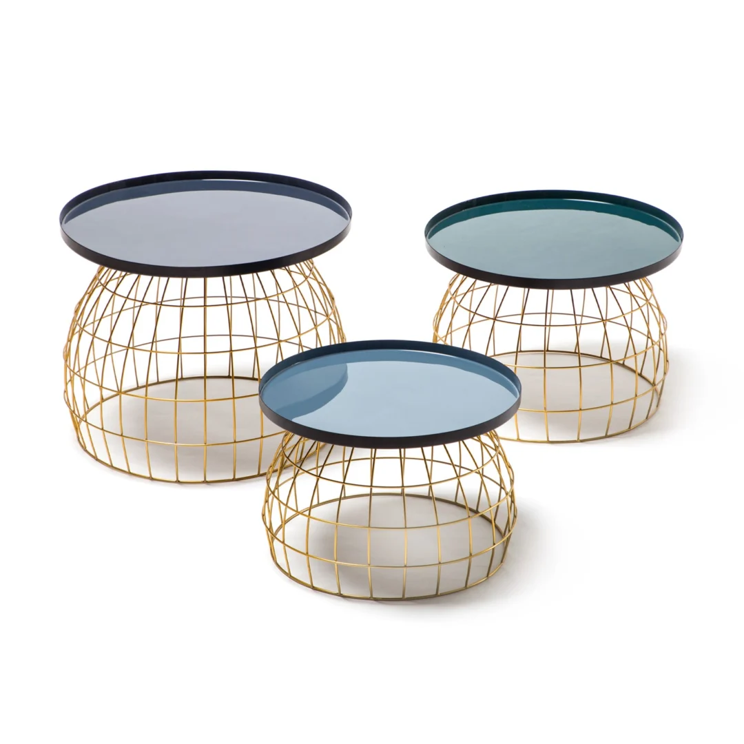 Drie moderne Bijzettafel Grijs Rond salontafels met onderstellen van gouddraad en platte grijze ronde bladen, elk een ander formaat, dicht bij elkaar op een witte achtergrond.