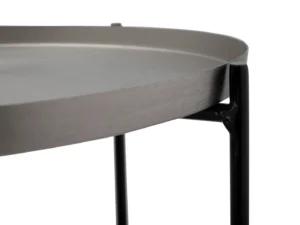 Close-up van de Bijzettafel Zilver Rond Marmer, een ronde zilveren bijzettafel met een marmeren blad en lip, uitgestald op een zwart metalen standaard tegen een witte achtergrond.