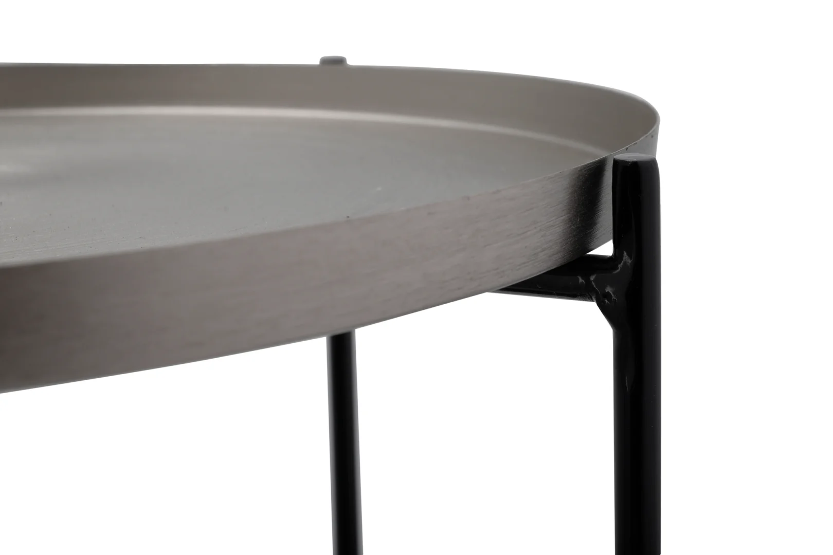 Close-up van de Bijzettafel Zilver Rond Marmer, een ronde zilveren bijzettafel met een marmeren blad en lip, uitgestald op een zwart metalen standaard tegen een witte achtergrond.