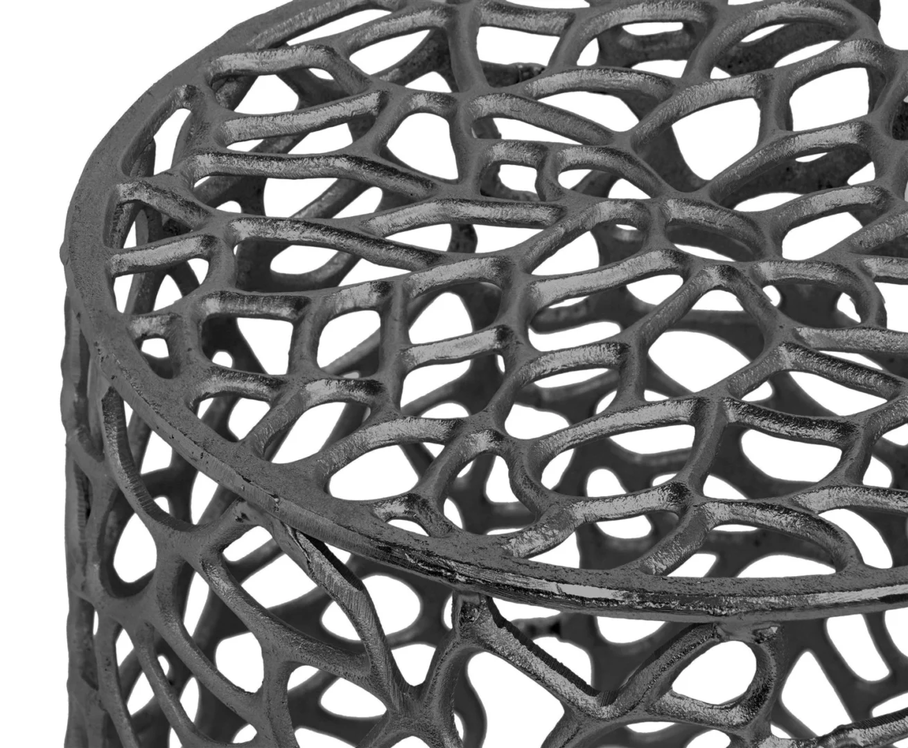 Close-up van de Bijzettafel Zwart Aluminium Design, een ronde metalen tafel of kruk met een open, onregelmatig geometrisch raster in een donkere afwerking, met ingeweven organisch gevormde aluminium stukken aan de zijkanten en bovenkant.