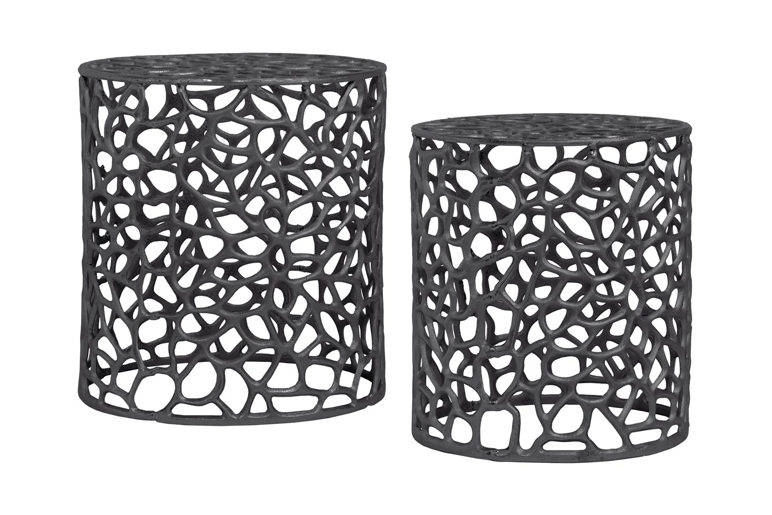 De Bijzettafel Zwart Aluminium Design set bestaat uit twee ronde, zwart metalen bijzettafels met platte bladen en open, abstracte webachtige onderstellen. De ene tafel is langer en groter en de andere is korter en kleiner.
