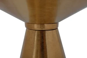 Close-up van de Bijzettafel Goud Rond Ijzer Chique, een metalen bijzettafel met een goudkleurige, geborstelde textuur en twee conische delen die met een horizontale naad verbonden zijn, getoond tegen een witte achtergrond.