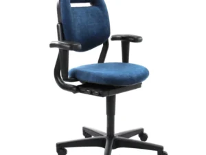 De Bureaustoel Ahrend, in gereviseerde denimblauw, heeft zwarte armleuningen, een zwarte draaivoet met vijf wielen en een rugleuning met een rechthoekige uitsparing aan de bovenkant.