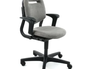 De Bureaustoel Ahrend is een gereviseerde grijs/taupe bureaustoel met zwarte kunststof armleuningen en een zwart onderstel met vijf wielen, voorzien van een kussens in de zitting, rugleuning en een open gleuf bij de bovenkant, weergegeven op een witte achtergrond.
