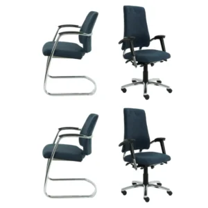 Er worden vier Bureaustoel BMA Gereviseerde refurbished bureaustoelen getoond: twee met chromen sledeonderstellen gezien vanaf de zijkant, en twee met zwarte verrijdbare onderstellen en armleuningen gezien vanaf de voorkant. Alle stoelen hebben donkerblauwe zittingen en rugleuningen.