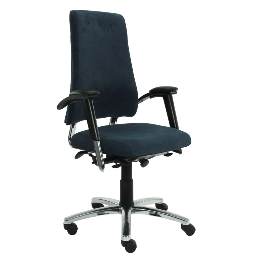 De Bureaustoel BMA Gereviseerde is een gerenoveerde moderne bureaustoel met een hoge rugleuning, marineblauwe kussens in de zitting en rugleuning, zwarte armleuningen en een chromen onderstel met vijf zwenkwielen.