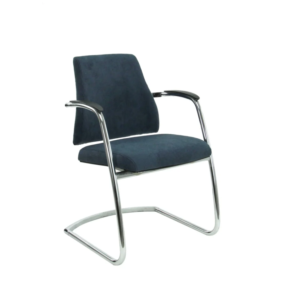 De Bureaustoel BMA Gereviseerde is een gerenoveerde moderne stoel met een donkerblauwe gecapitonneerde zitting en rugleuning, met slanke gebogen metalen poten en zwart gecapitonneerde armleuningen.