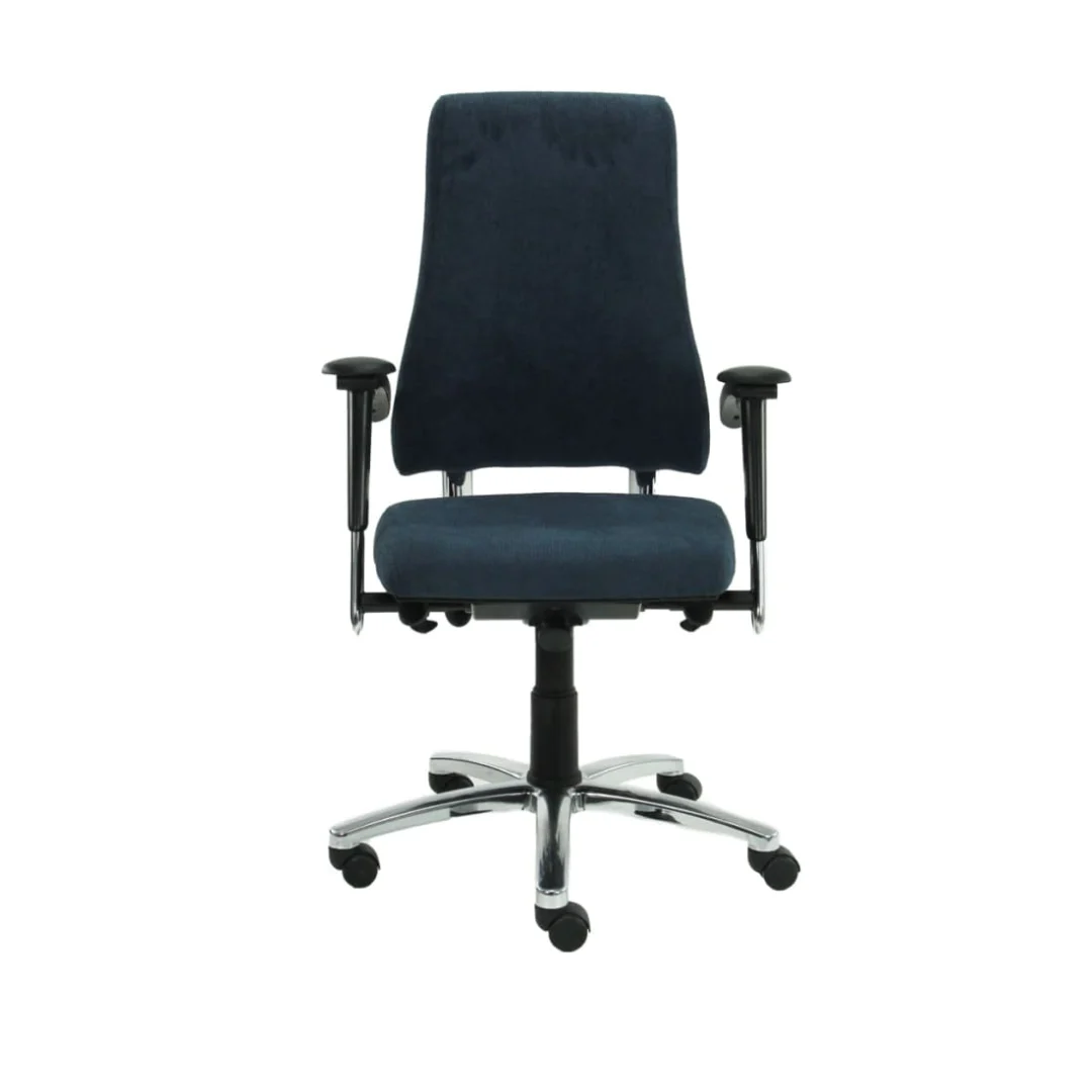 De Bureaustoel BMA Gereviseerde is een gerenoveerde moderne bureaustoel met een hoge rugleuning, donkerblauwe kussens in de zitting en rugleuning, verstelbare zwarte armleuningen en een stevig metalen onderstel met vijf wielen.