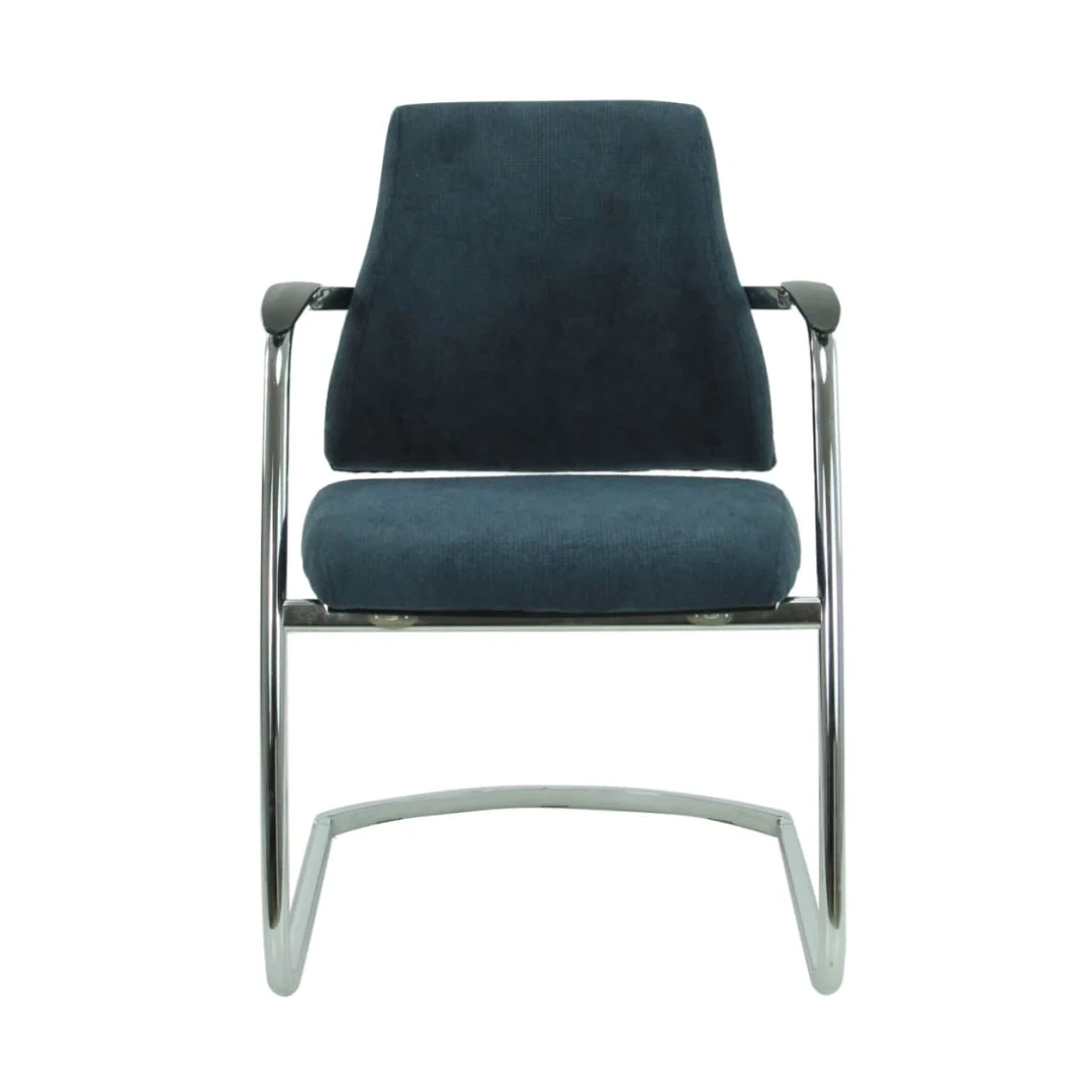 Vooraanzicht van de Bureaustoel BMA Gereviseerde refurbished stoel met een zitting en rugleuning met donkere kussens, zwarte armleuningen en een strak, gebogen metalen frame.