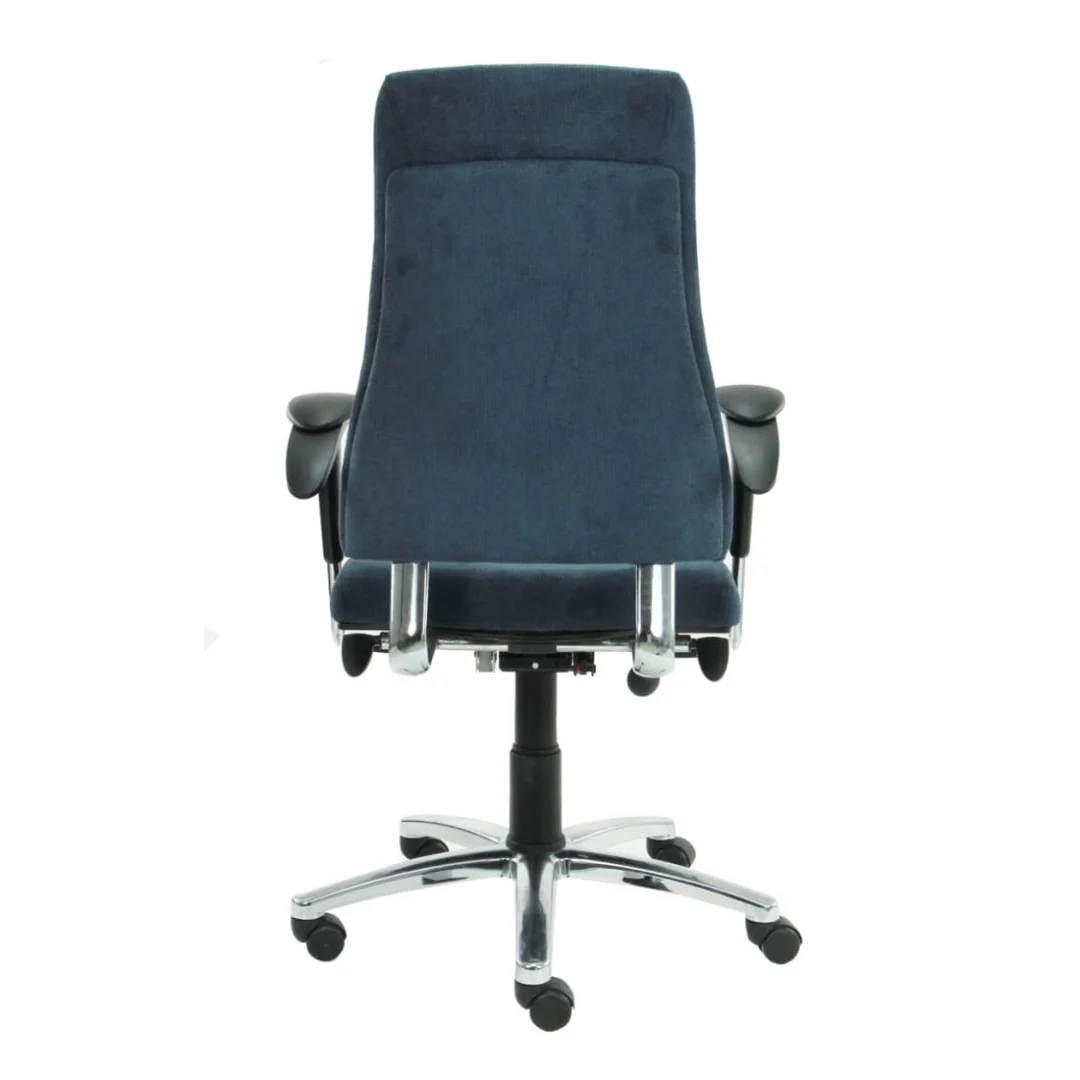 De Bureaustoel BMA Gereviseerde is een gerenoveerde, moderne bureaustoel met hoge rugleuning met blauwe stoffering, zwarte armleuningen en een verchroomd onderstel met vijf wielen, getoond vanaf de voorkant tegen een witte achtergrond.