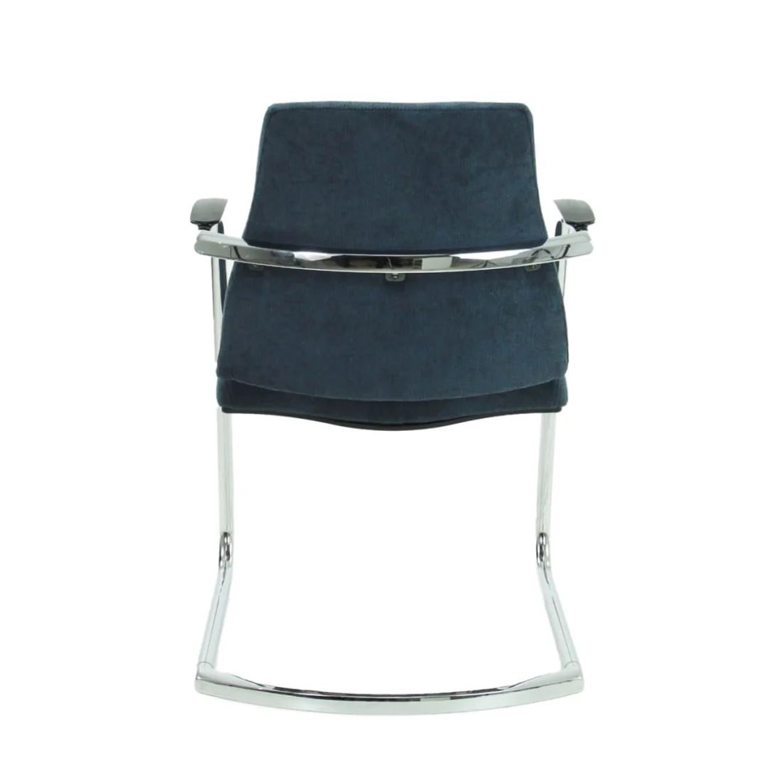 De gerenoveerde Bureaustoel BMA Gereviseerde heeft een marineblauw gestoffeerde zitting en rugleuning, metalen armleuningen en een verchroomd sledeframe, van achteren gezien tegen een witte achtergrond.