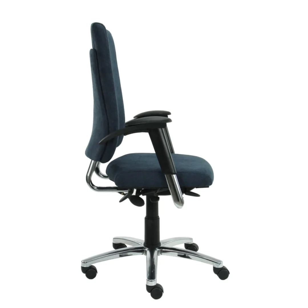 De Bureaustoel BMA Gereviseerde is een gerenoveerde moderne bureaustoel met een hoge rugleuning, donkerblauwe stoffen bekleding, zwarte armleuningen en een chromen onderstel met vijf zwenkwielen, afgebeeld vanaf de zijkant.