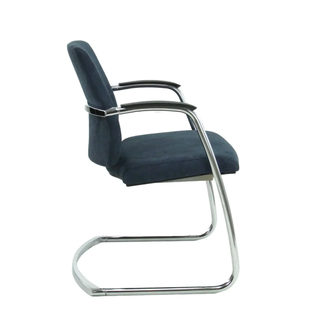 Zijaanzicht van de gerenoveerde Bureaustoel BMA Gereviseerde, met een blauwe zitting en rugleuning, slanke metalen armleuningen en een gebogen verchroomd sledeframe.