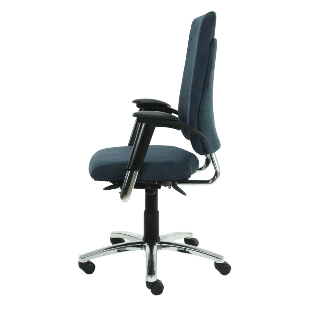 De Bureaustoel BMA Gereviseerde is een gerenoveerde bureaustoel met een hoge rugleuning en zitting met blauwe kussens, zwarte armleuningen en een chromen onderstel met vijf wielen, afgebeeld vanaf de zijkant.