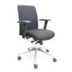 De Bureaustoel Workliving is een zwarte ergonomische bureaustoel met vernieuwde, verstelbare armleuningen, zit- en rugkussens en een metalen onderstel met vijf wielen, afgebeeld tegen een witte achtergrond.