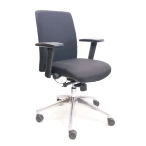 De Bureaustoel Workliving is een zwarte ergonomische bureaustoel met vernieuwde, verstelbare armleuningen, zit- en rugkussens en een metalen onderstel met vijf wielen, afgebeeld tegen een witte achtergrond.