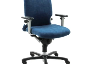 De Bureaustoel Gereviseerde Denim is een denimblauwe bureaustoel met armleuningen, een hoge rugleuning en een vijfwielige zwarte basis.