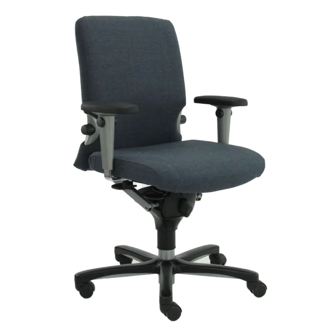 De Bureaustoel Gereviseerde heeft een Comforto ontwerp met donkergrijs Kvadrat D stof, ergonomisch ontwerp, verstelbare armleuningen, zwart onderstel met vijf wielen en een gedempte zitting en rugleuning - ideaal voor comfort op kantoor of thuis.